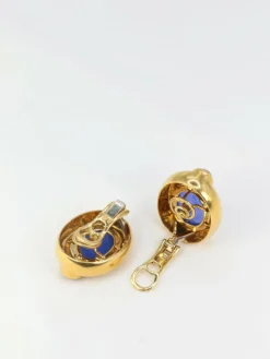 Clips d’oreilles en or, verre bleu, cornaline