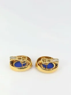 Clips d’oreilles en or, verre bleu, cornaline
