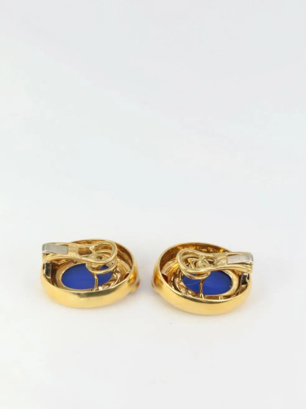 Clips d’oreilles en or, verre bleu, cornaline