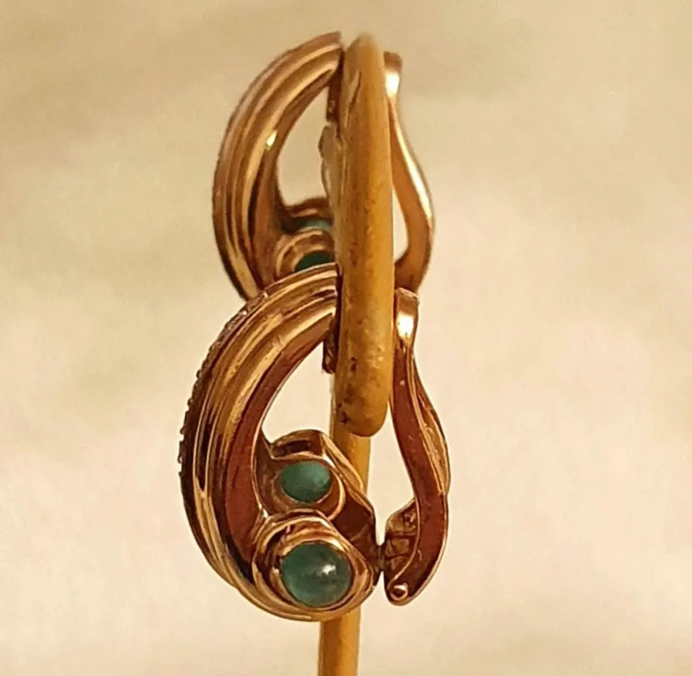 CLIPS OR JAUNE - 1 LIGNE DE DIAMANTS et 2 CABOCHONS d'EMERAUDES