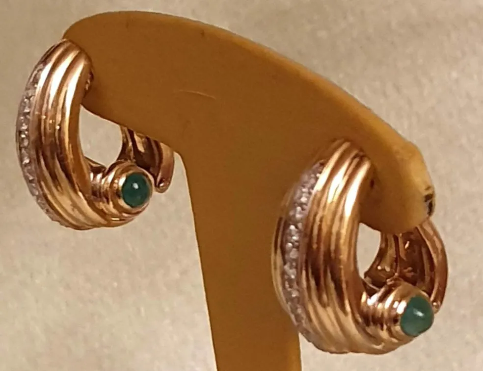 CLIPS OR JAUNE - 1 LIGNE DE DIAMANTS et 2 CABOCHONS d'EMERAUDES