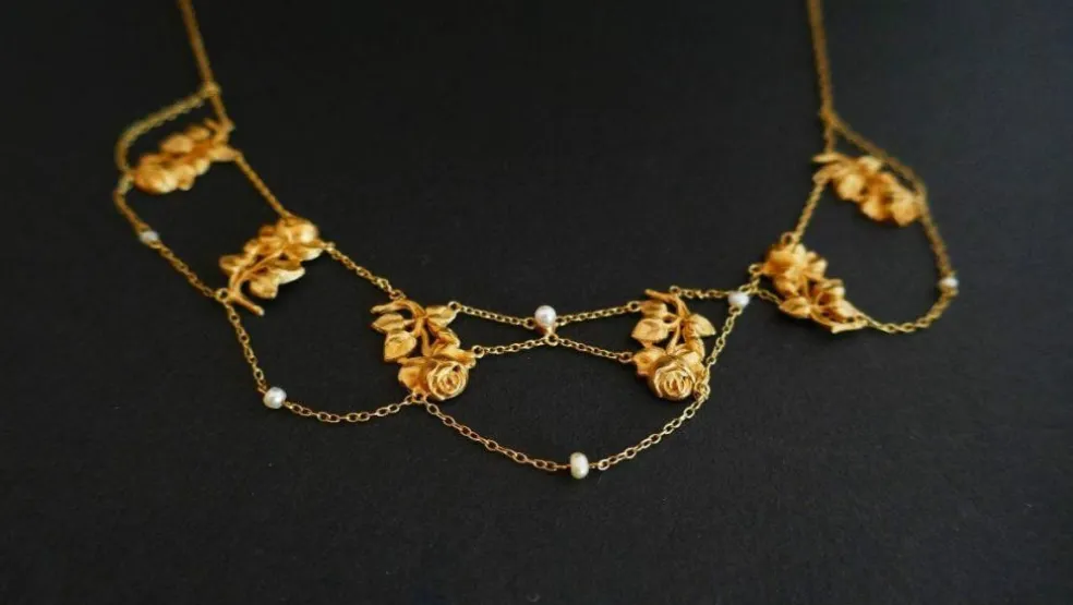 Collerette Motifs De Roses Et Ornée De Perles, Or Jaune