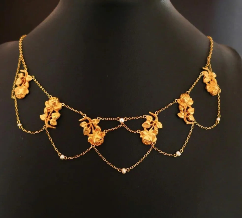 Collerette Motifs De Roses Et Ornée De Perles, Or Jaune