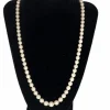 Collier 58 perles de culture blanches Akoya fermoir or gris saphir