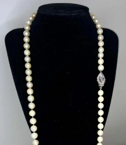 Collier 58 perles de culture blanches Akoya fermoir or gris saphir
