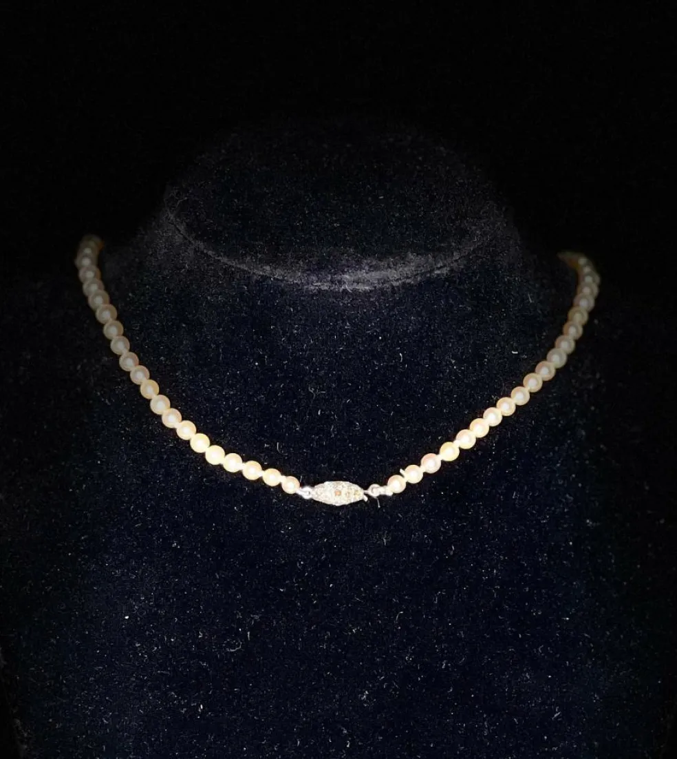 Collier 85 Perles de culture Akoya fermoir Platine et Diamants 43 cm