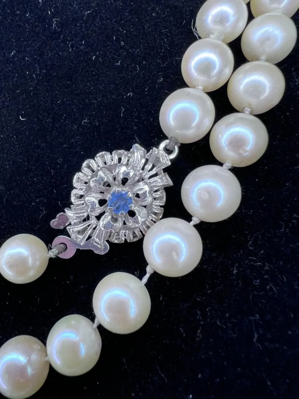 Collier 58 perles de culture blanches Akoya fermoir or gris saphir