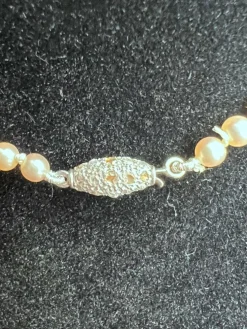 Collier 85 Perles de culture Akoya fermoir Platine et Diamants 43 cm