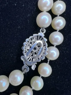 Collier 58 perles de culture blanches Akoya fermoir or gris saphir