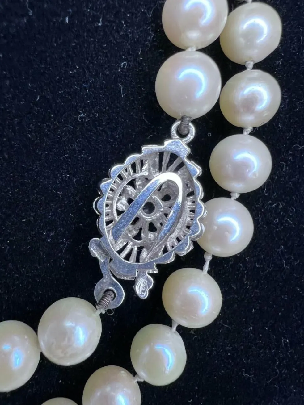 Collier 58 perles de culture blanches Akoya fermoir or gris saphir
