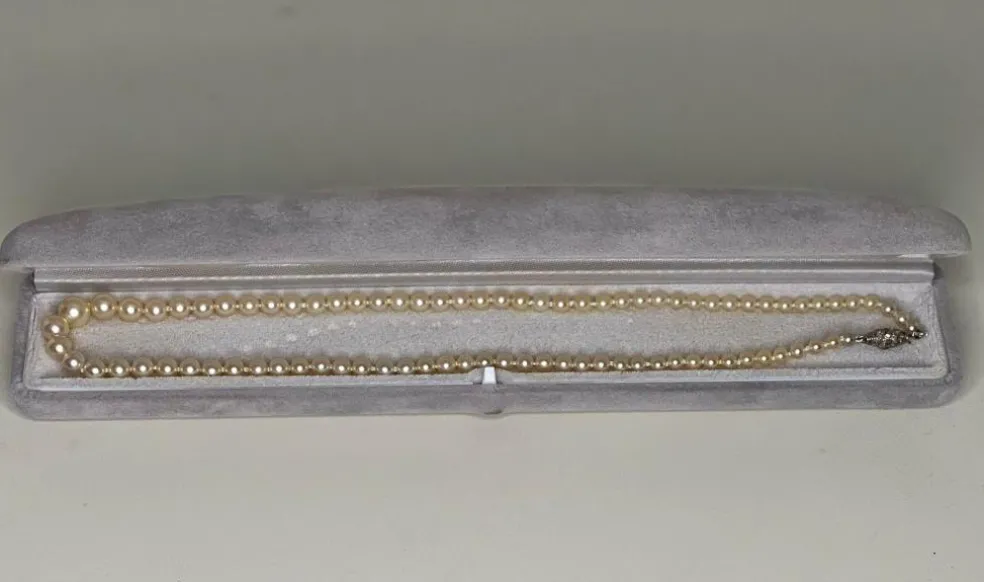 Collier 85 Perles de culture Akoya fermoir Platine et Diamants 43 cm