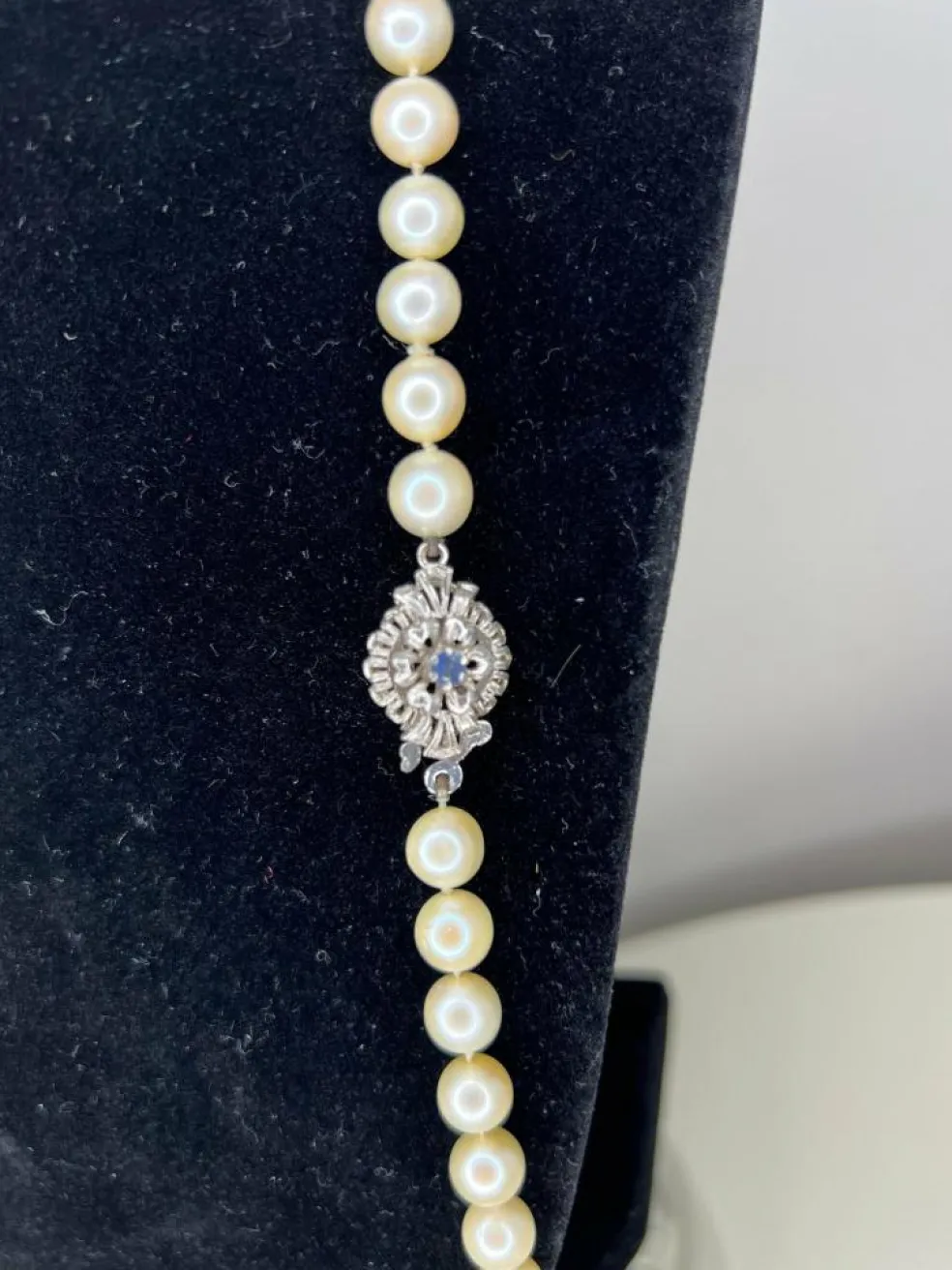 Collier 58 perles de culture blanches Akoya fermoir or gris saphir