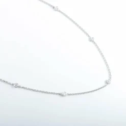 COLLIER A CHAINE OR GRIS 8 DIAMANTS