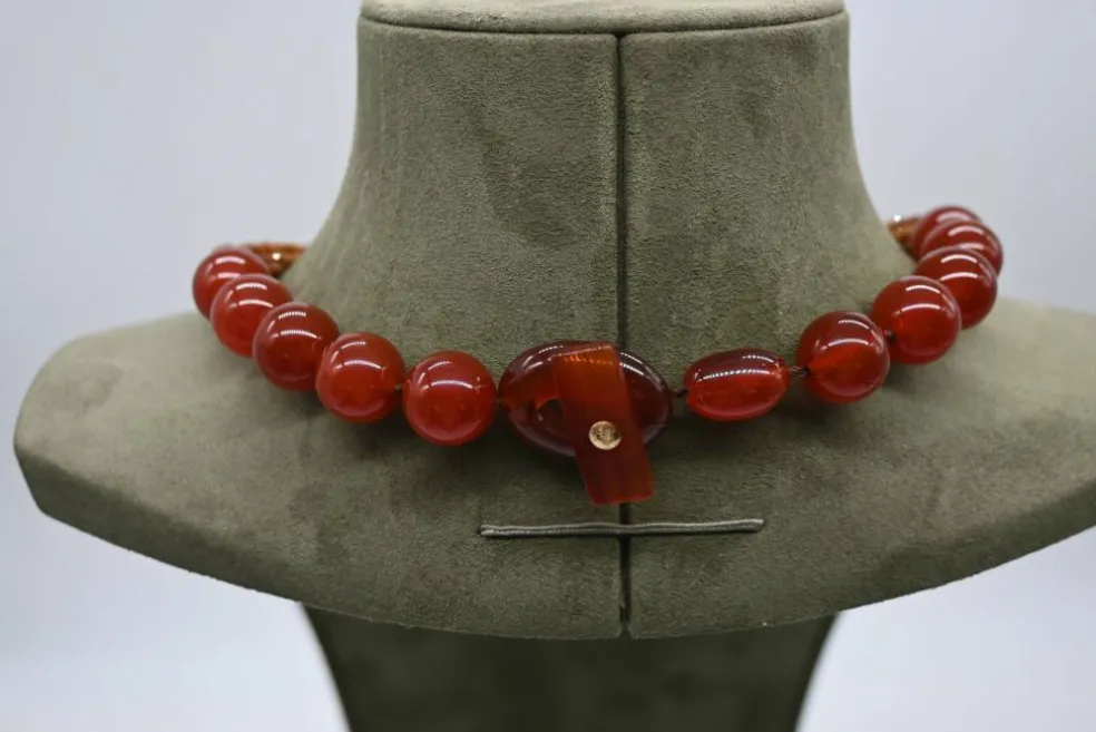 Collier agathe hessonite rouge et bakélite