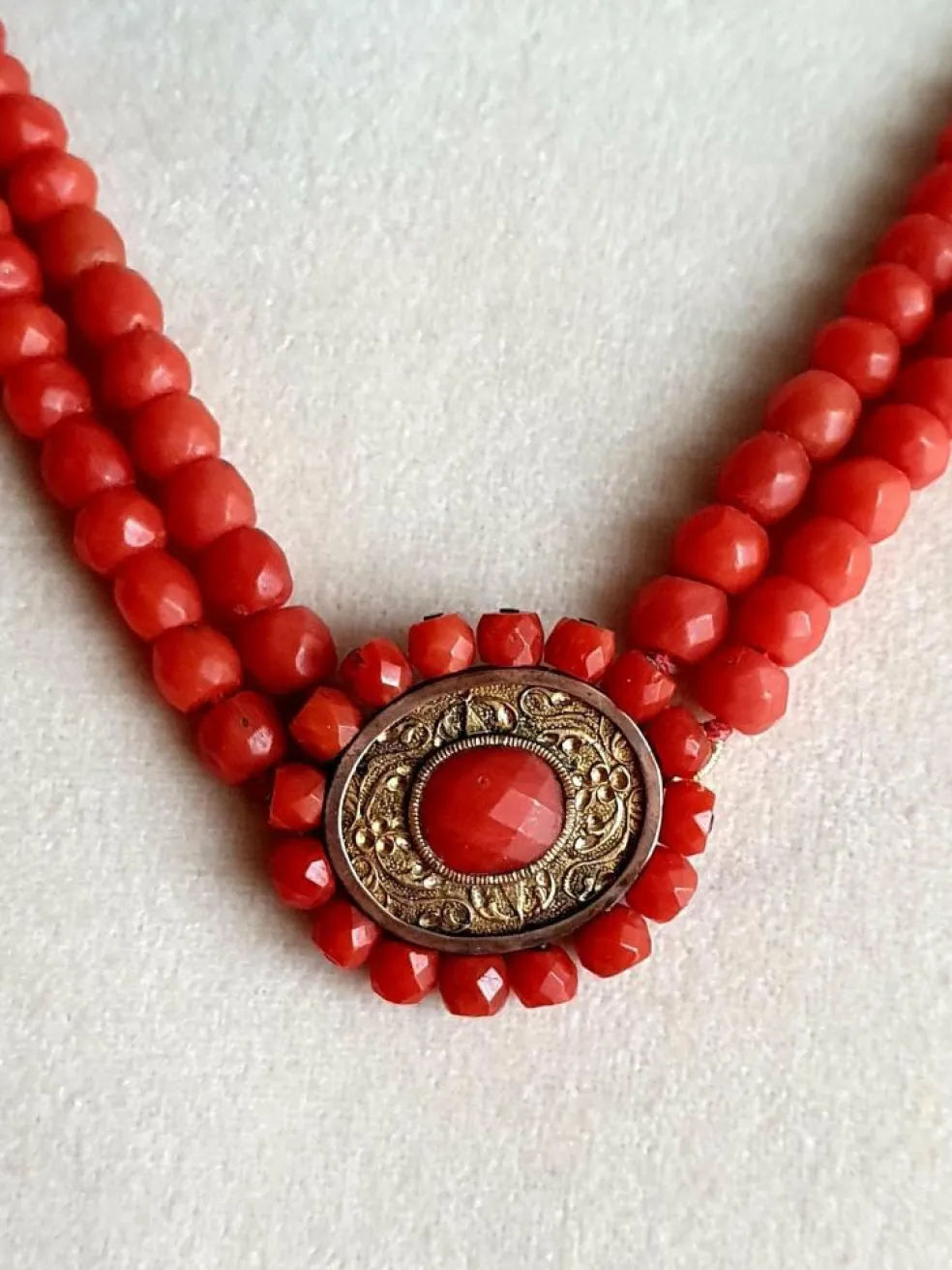 Collier ancien 2 rangs de corail facetté avec motif central - 19ème siècle