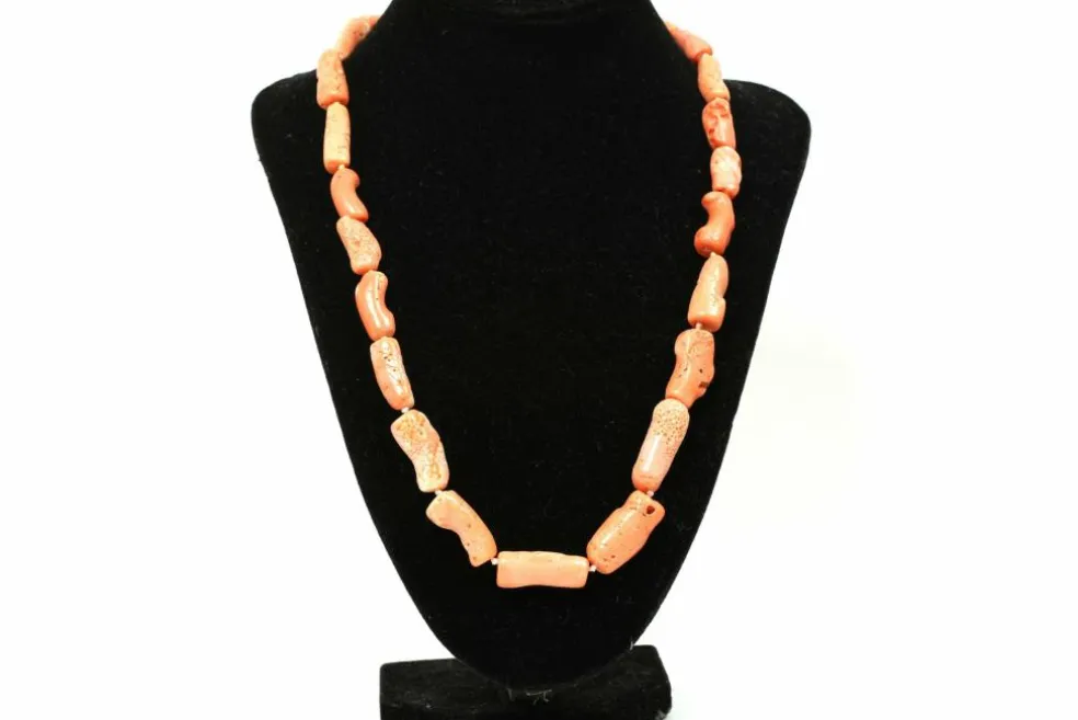 Collier Années 70 en or jaune 18 carats et corail