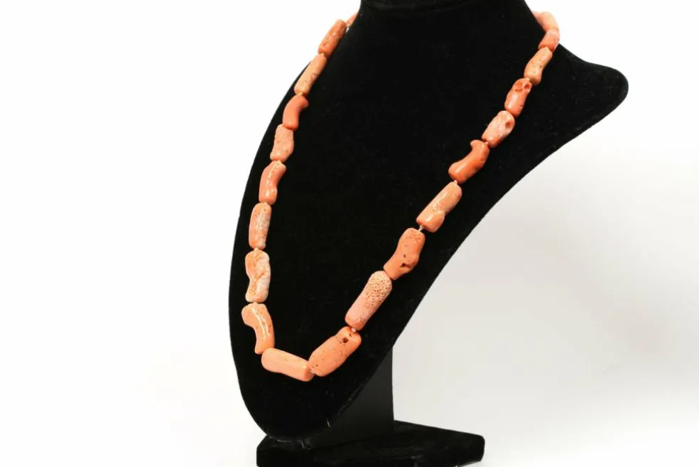 Collier Années 70 en or jaune 18 carats et corail