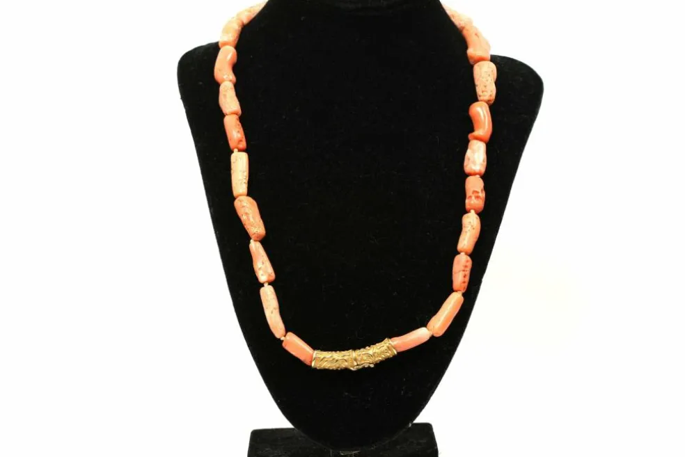 Collier Années 70 en or jaune 18 carats et corail