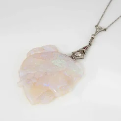 Collier antique édouardien en opale sculptée avec camée et diamants en platine, ras du cou de 15 pouces