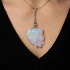 Collier antique édouardien en opale sculptée avec camée et diamants en platine, ras du cou de 15 pouces