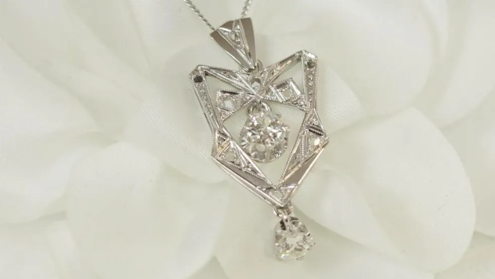 Collier Art Déco en or platine et diamants