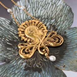 Collier Art nouveau motif femme et Perles