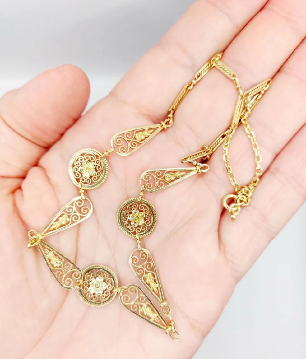 Collier Art Nouveau or jaune motifs filigranés et fleuris (circa 1910)