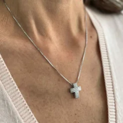 Collier avec croix et diamants