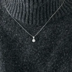 Collier avec pendentif en or gris et diamants