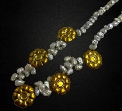 Collier avec perles de rivière et marguerites en or jaune