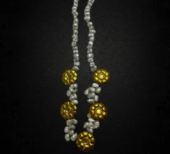 Collier avec perles de rivière et marguerites en or jaune
