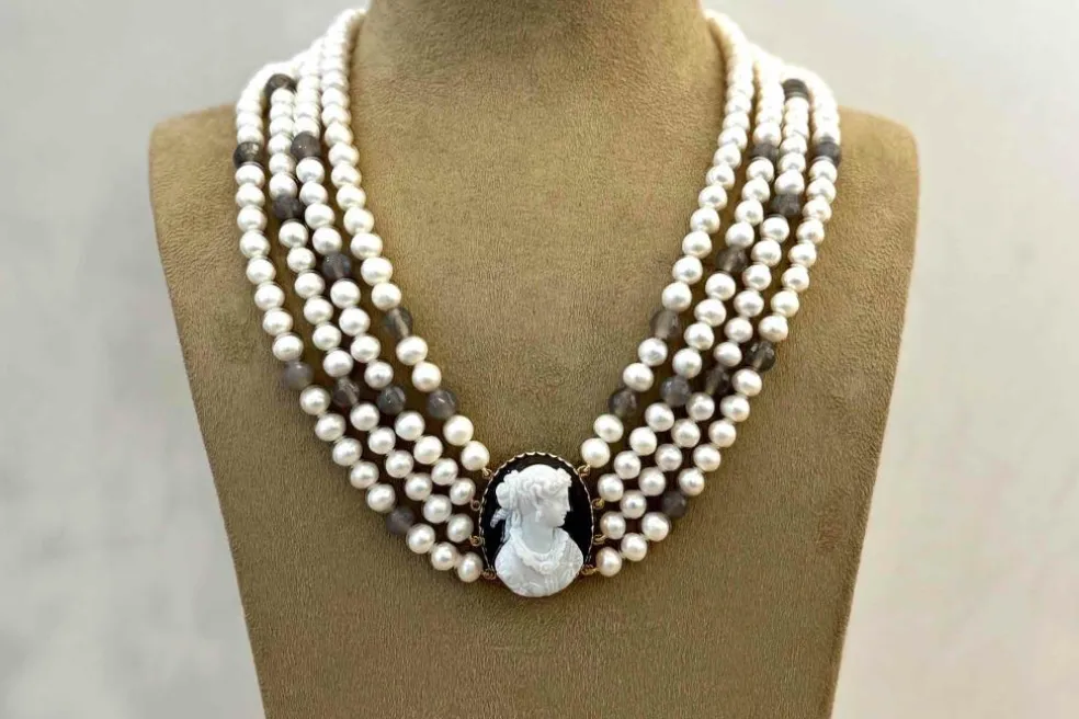 Collier camée agate et perles d'eau douce en or