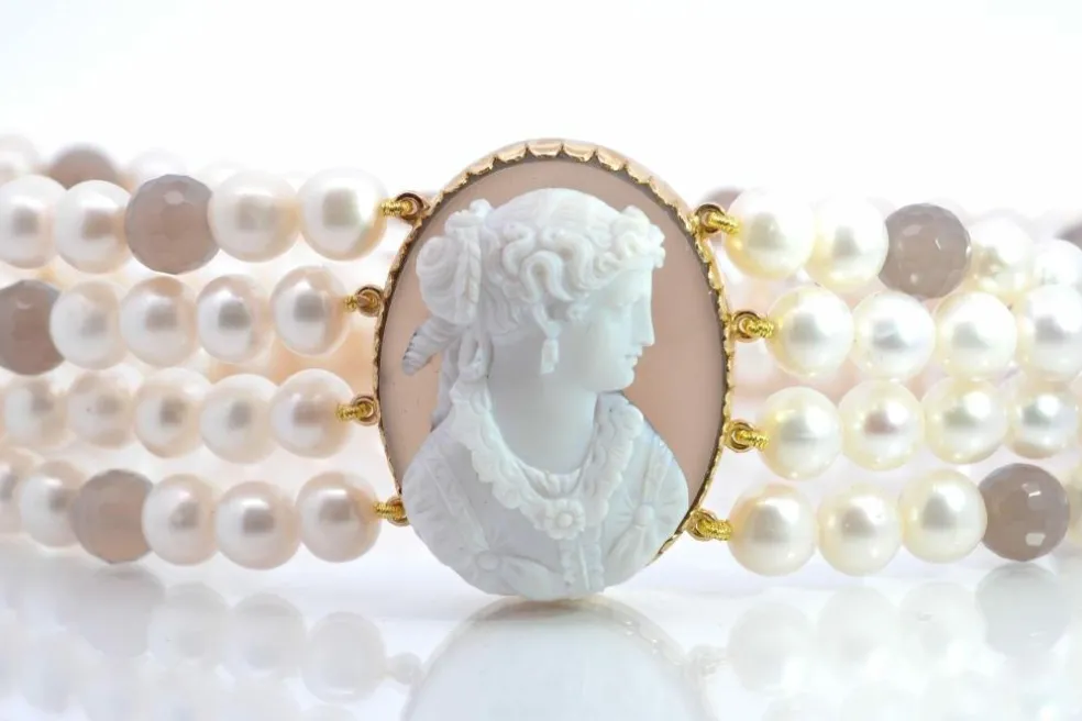 Collier camée agate et perles d'eau douce en or
