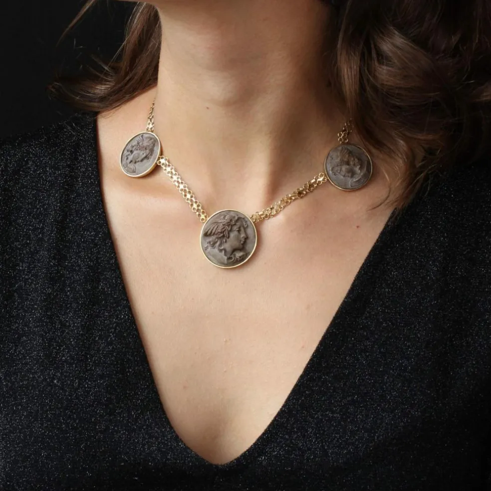Collier camées sur pierres de lave et or