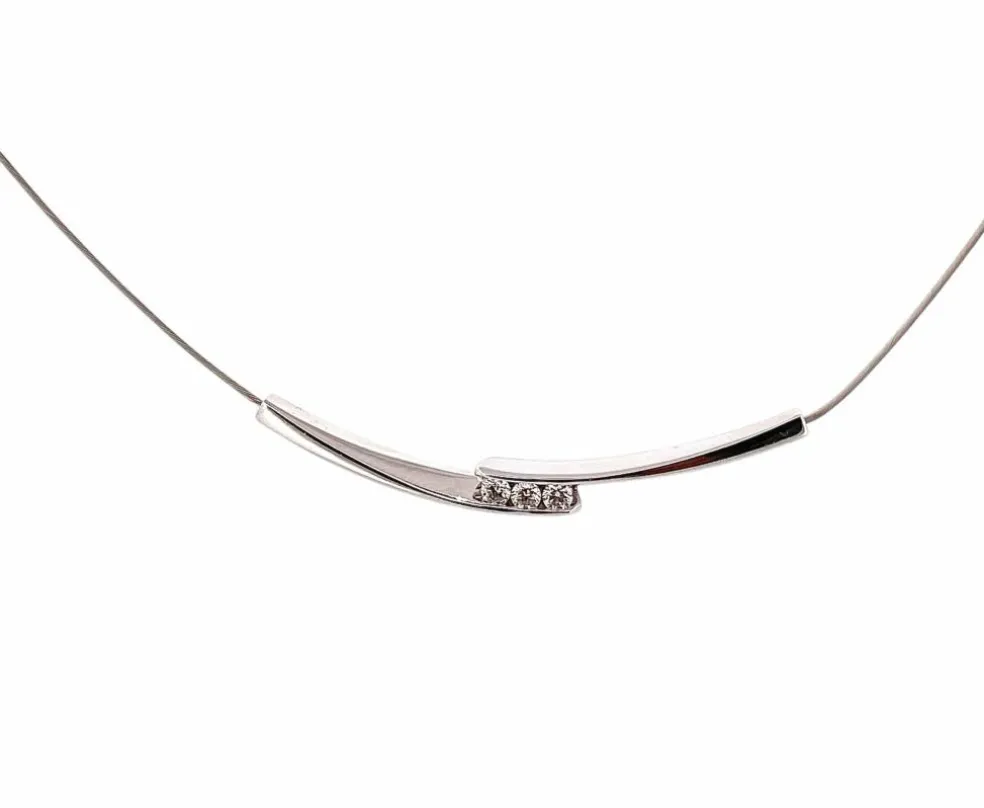 Collier câble or blanc et trilogie de diamants