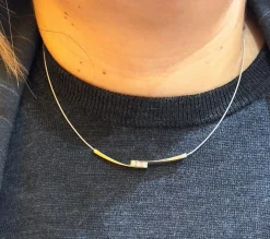 Collier câble or blanc et trilogie de diamants