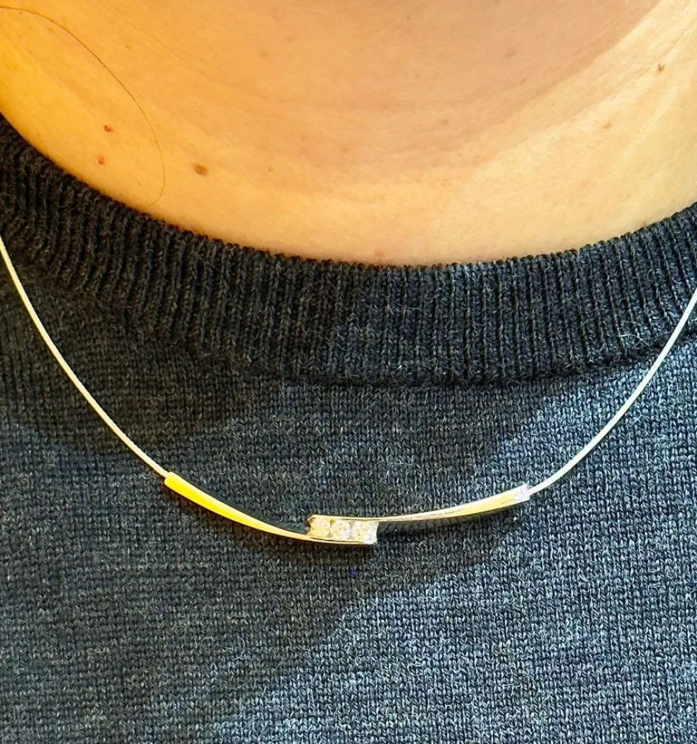 Collier câble or blanc et trilogie de diamants