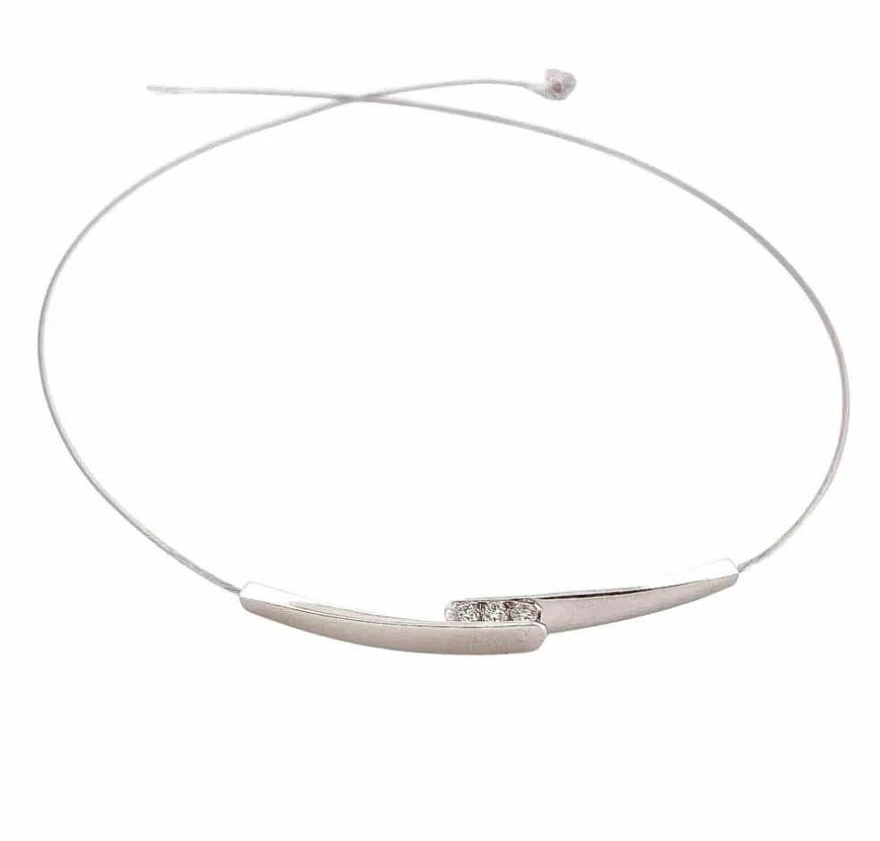 Collier câble or blanc et trilogie de diamants