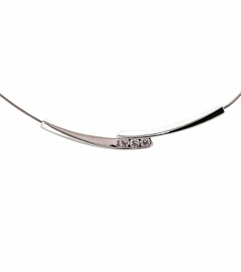 Collier câble or blanc et trilogie de diamants