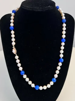 Collier Chocker 59 Perles de culture Akoya et Lapis Lazuli fermoir or 50 Cm