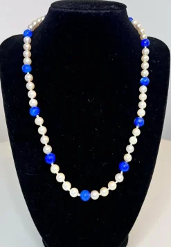 Collier Chocker 59 Perles de culture Akoya et Lapis Lazuli fermoir or 50 Cm