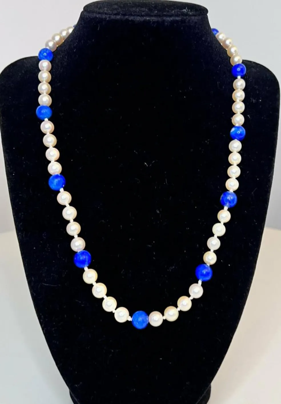 Collier Chocker 59 Perles de culture Akoya et Lapis Lazuli fermoir or 50 Cm