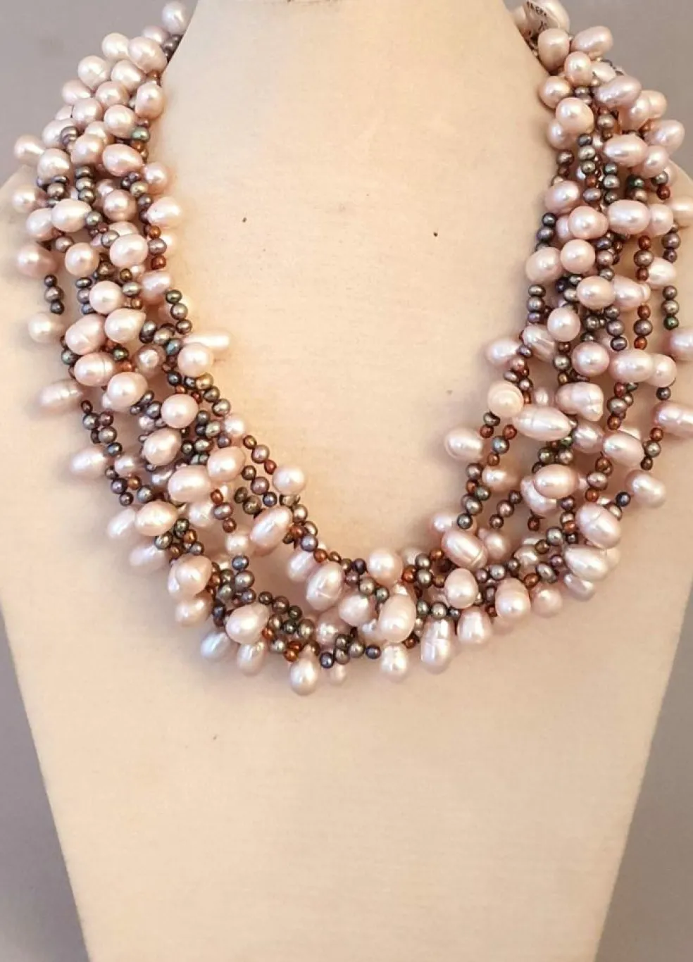 Collier composé de perles de cultures poires roses et grises