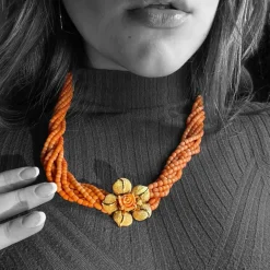 Collier corail, fermoir en or jaune