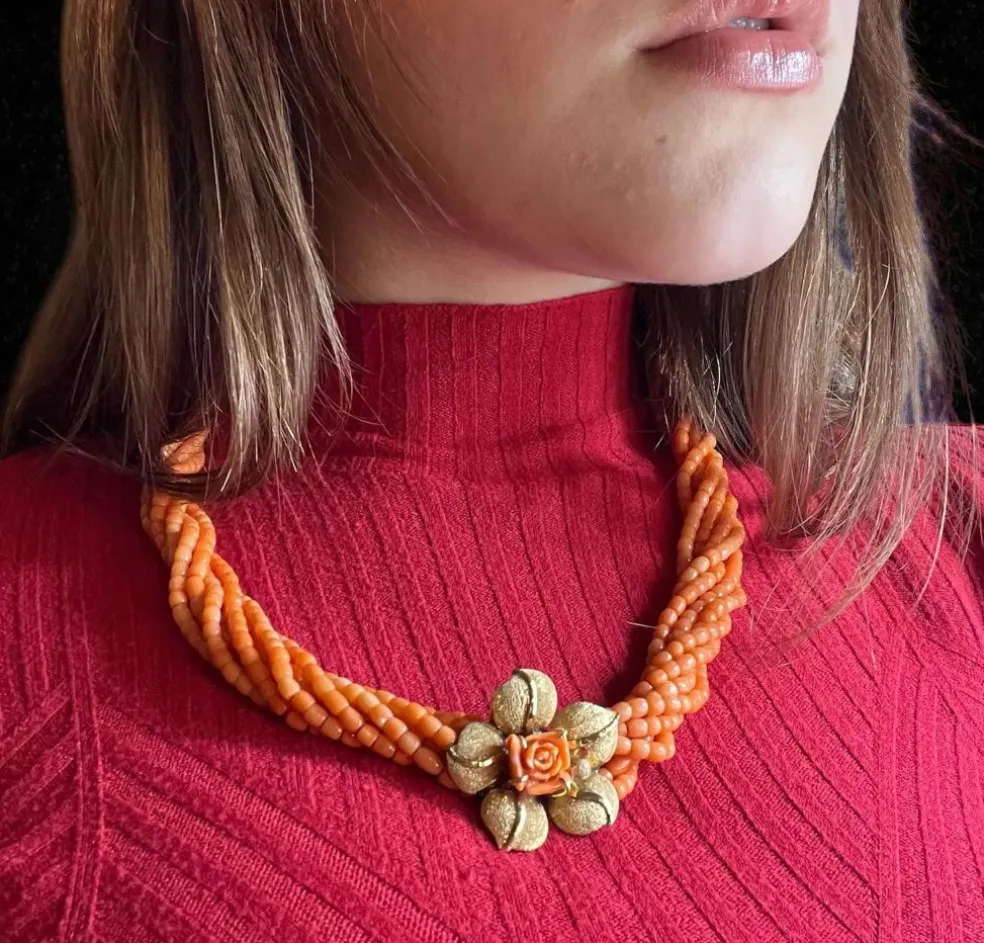 Collier corail, fermoir en or jaune