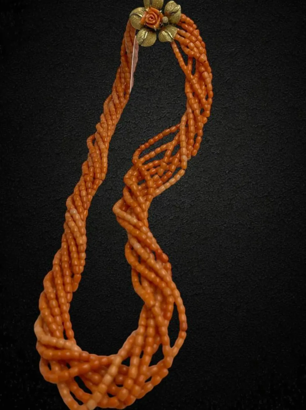 Collier corail, fermoir en or jaune