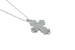 Collier crucifix en or blanc, diamants et aigue-marine