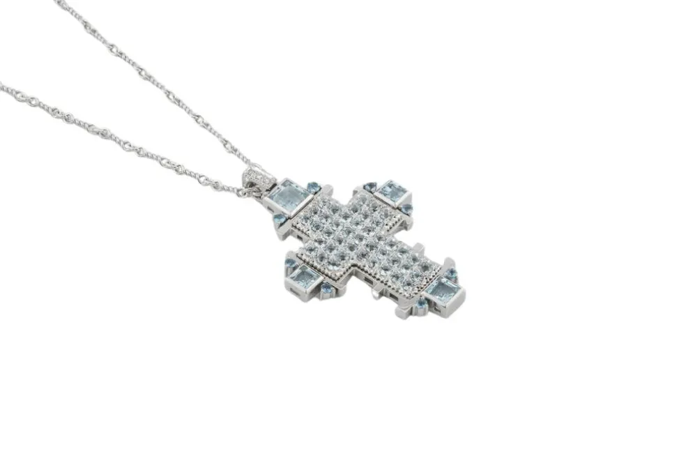 Collier crucifix en or blanc, diamants et aigue-marine