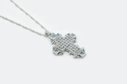 Collier crucifix en or blanc, diamants et aigue-marine
