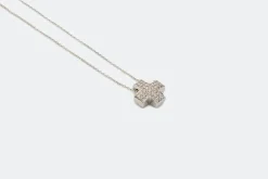 Collier crucifix en or blanc pavé diamants